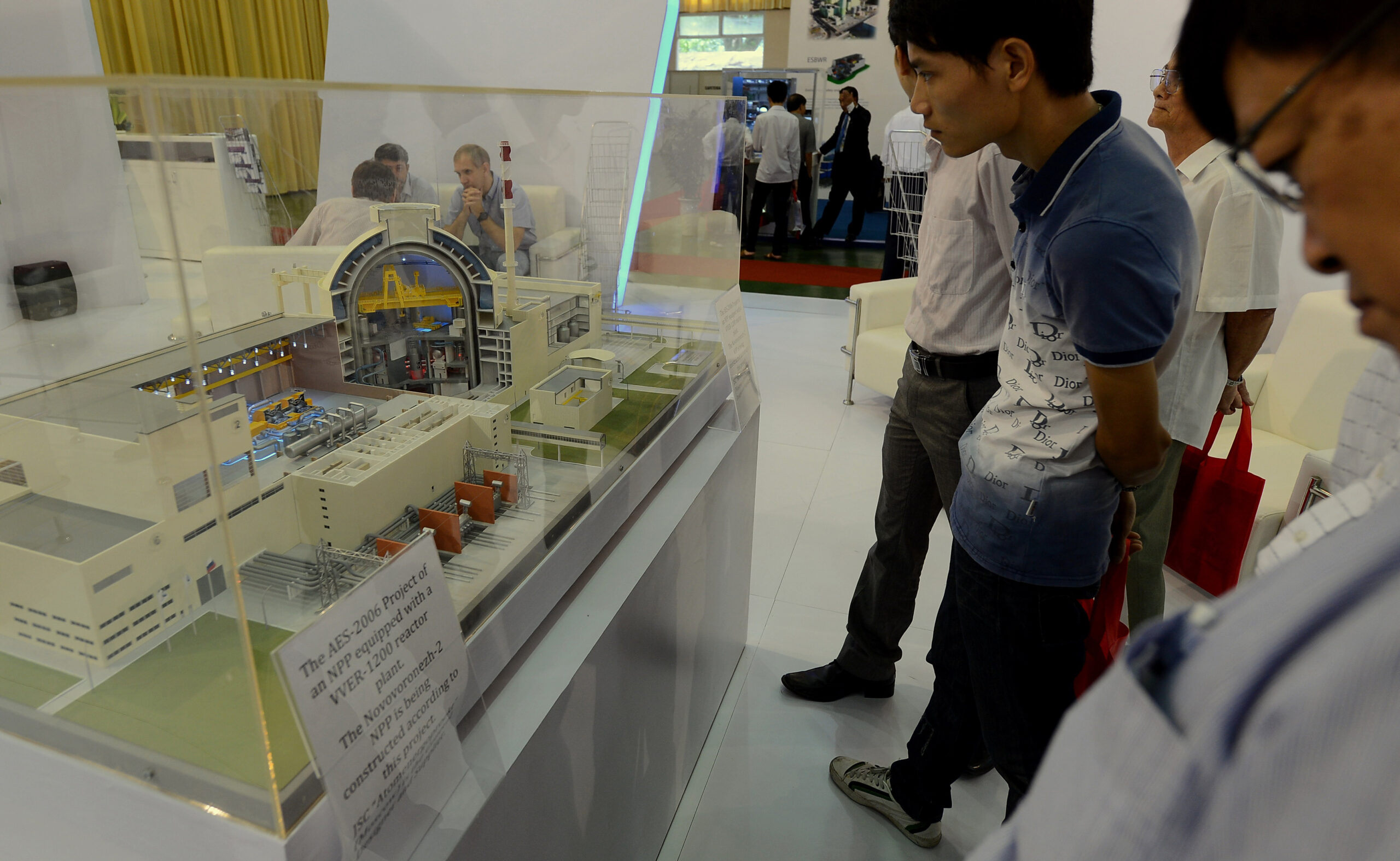 vn-dien-hat-nhan-russia-trien-lam-hn-hoangdinhnam-afp-102612-scaled-1